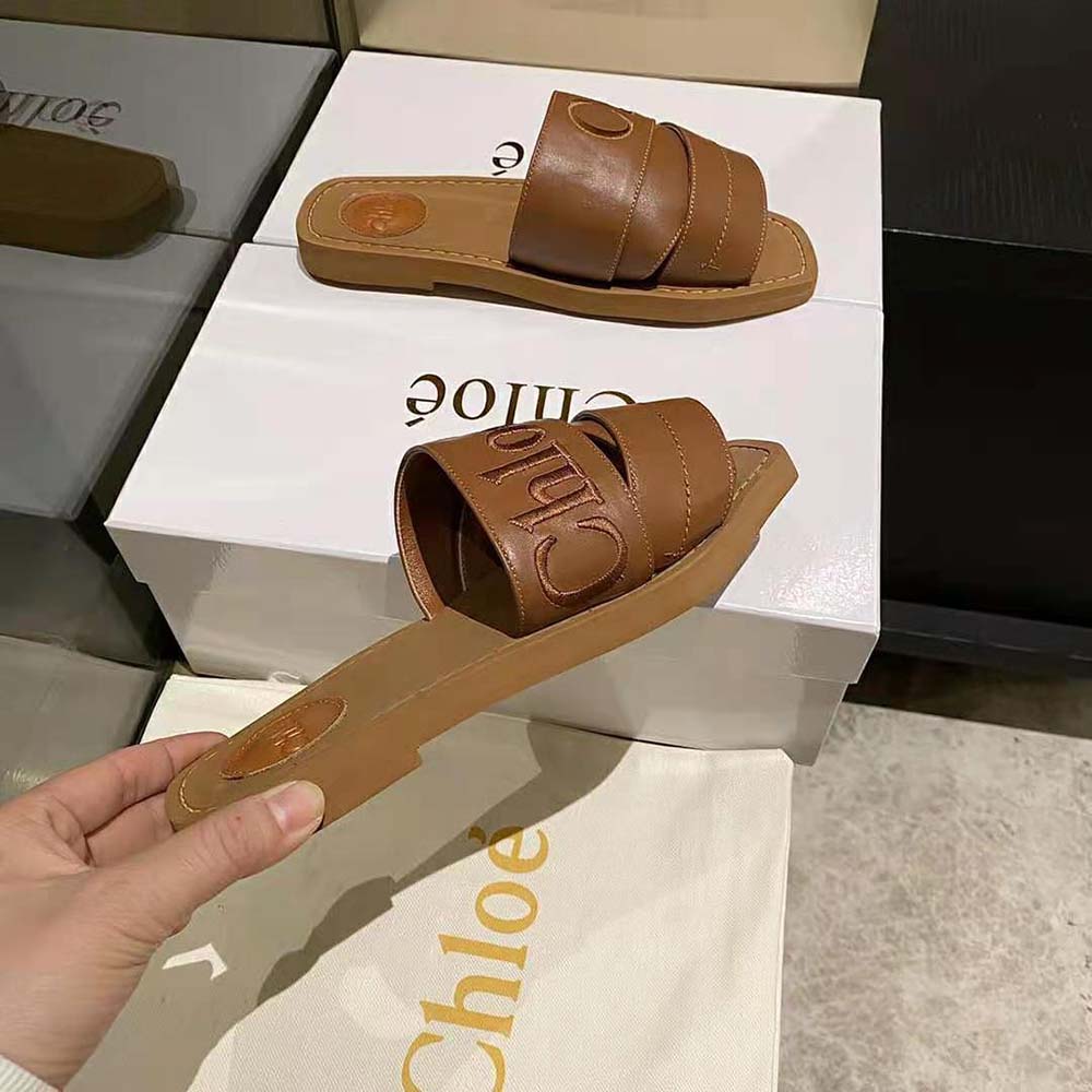 CHLOÉ WOODY MULE IN BRONZE BROWM LAMBSKIN WITH EMBROIDERED LOGO
